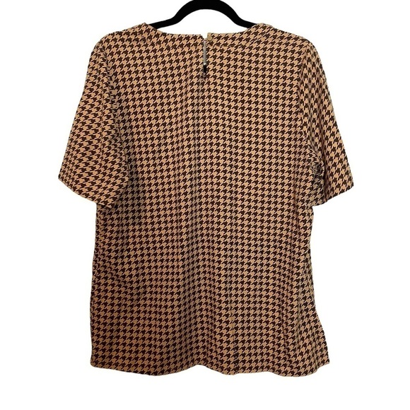 Winter Silks 100% Silk Herringbone Short Sleeve Top with Buckle Neckline Accent - Picture 4 of 9